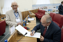 Сергей Меньшиков подписал несколько экземпляров книги «Аргиш уходит за горизонт» для участников совещания