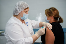 Прививку против коронавирусной инфекции сделали более восьми тысяч работников