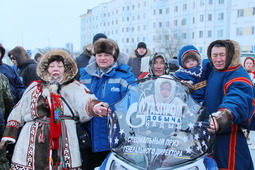 Специальный приз победителю гонок на оленьих упряжках вручил генеральный директор ООО «Газпром добыча Надым» Сергей Меньшиков