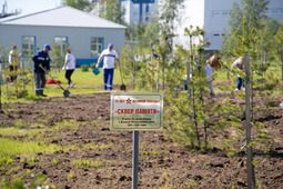 Работники «Газпром добыча Надым» на озеленении «Сквера памяти»