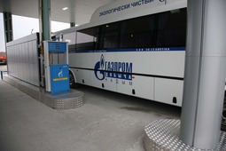 Экологически чистый автобус заправляется на городской АНГКС