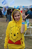 Маша Галлямова из редакции корпоративной газеты «Газовик» не только хвастается сделанной за кубометрик «тату», но и демонстрирует красивый браслет, который получил при регистрации каждый гость фестиваля.
