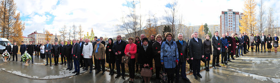 Участники митинга, посвященного 67-летию со дня рождения Валерия Владимировича Ремизова