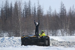 Участник, сошедший с дистанции, показывает судьям, что он не пострадал