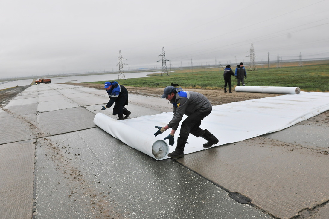 Работники ООО «Газпром добыча Надым» готовят дорожное покрытие для движения нарт