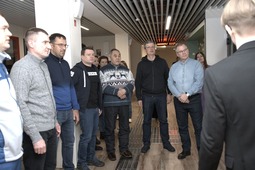 Генеральный директор «Газпром добыча Надым» Дмитрий Щёголев (второй слева) в новой школе