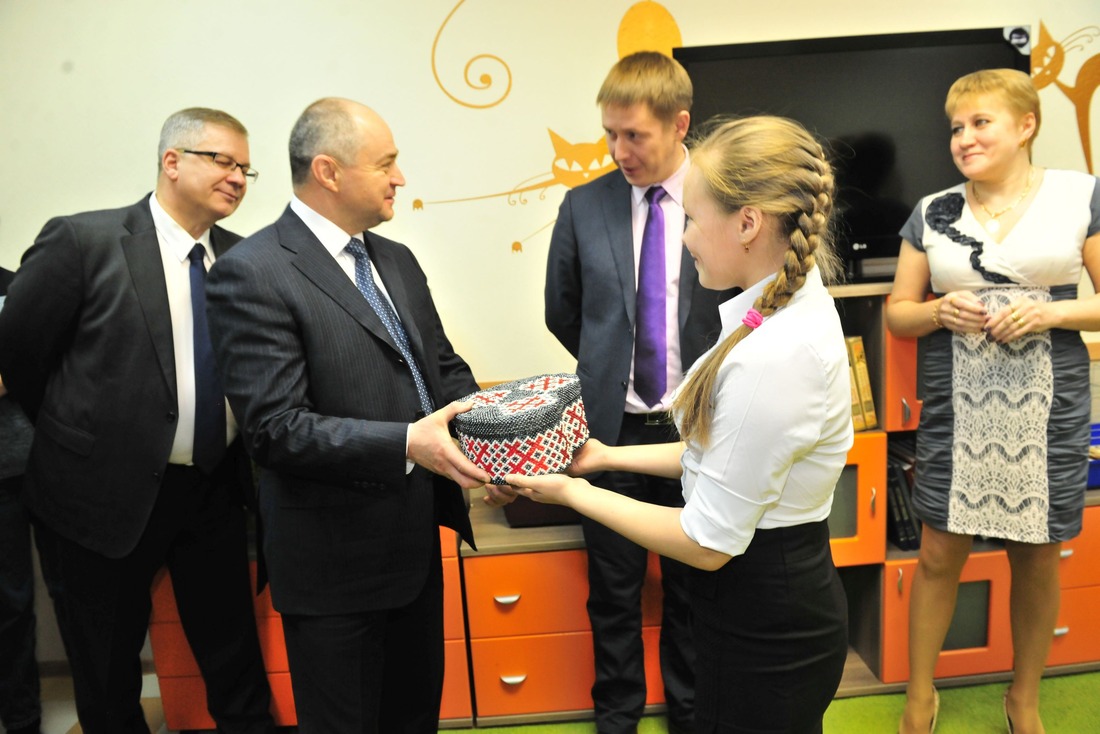 Воспитанница школы-интерната п.Яр-Сале передает Сергею Меньшикову сувенир из бисера