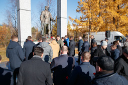 Надымчане возлагают цветы к памятнику Валерию Ремизову с чувством благодарности за вклад в развитие Надыма и посёлка Пангоды