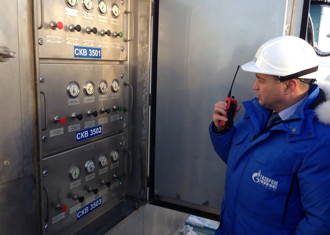 Сергей Меньшиков на связи с пультом управления газовым промыслом для проверки готовности к приему газа.