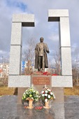 Памятник Валерию Ремизову в городе Надым